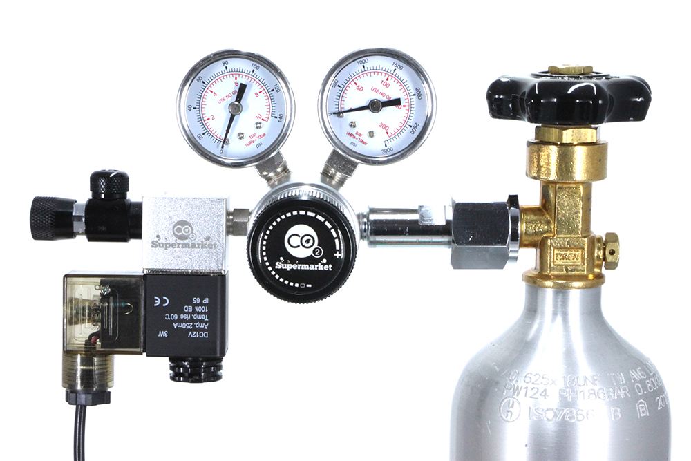 Draai de tweetrapsregelaar vast op de CO2-cilinder
