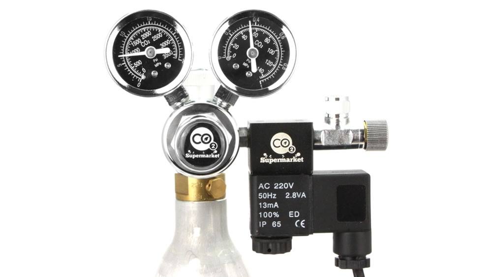 CO2-regelaar bevestigd aan SodaStream-cilinder met behulp van een adapter