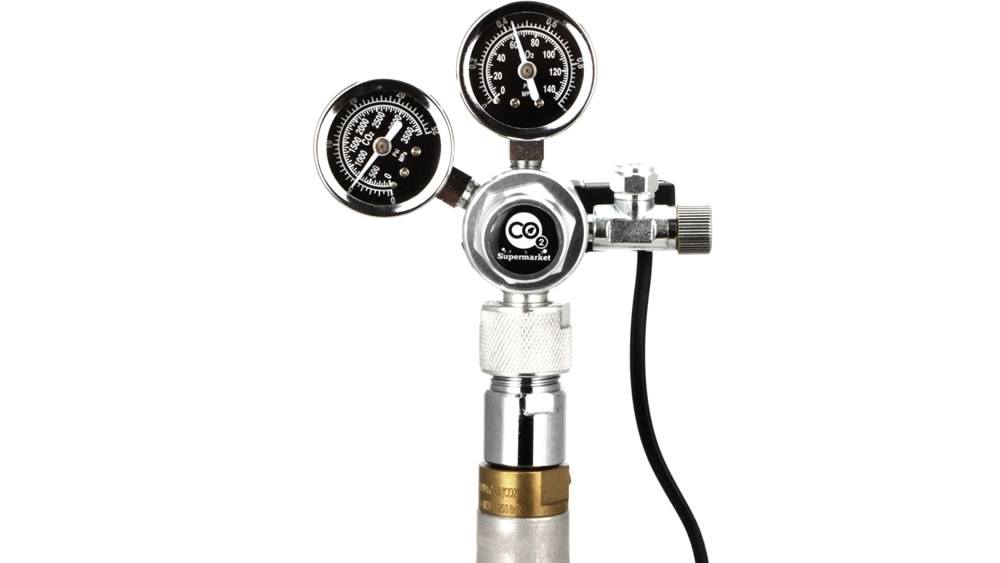 Regelaar bevestigd aan SodaStream-cilinder met behulp van een adapter