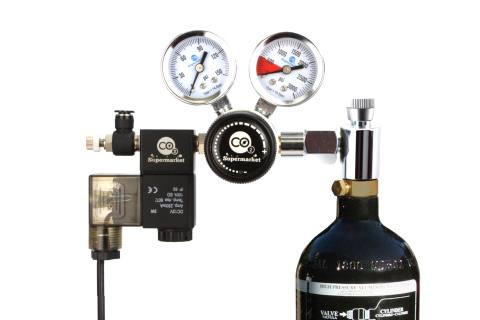 Geavanceerde adapter aangesloten op paintball cilinder en regelaar