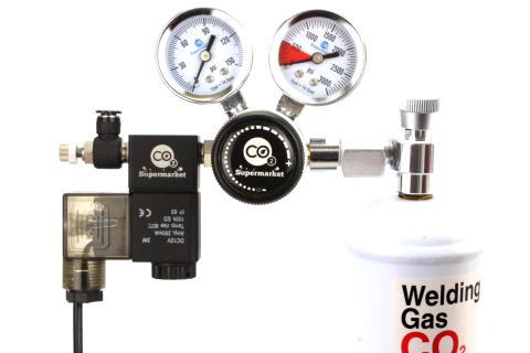 Geavanceerde wegwerpadapter aangesloten op cilinder en regelaar