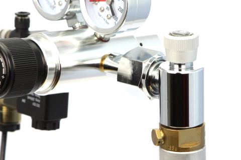 Adapter aangesloten op SodaStream cilinder en regelaar