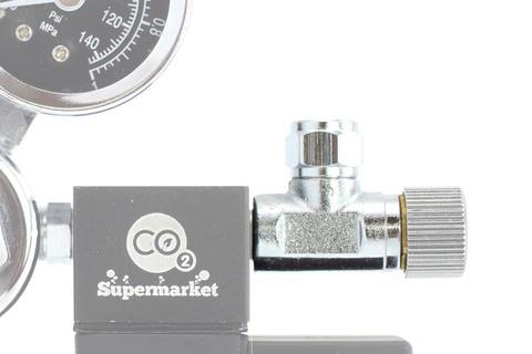 Foto van mannelijke naaldklep bevestigd aan magneetregelaar