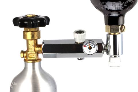 Een CGA 320 Paintball-cilinder bijvullen