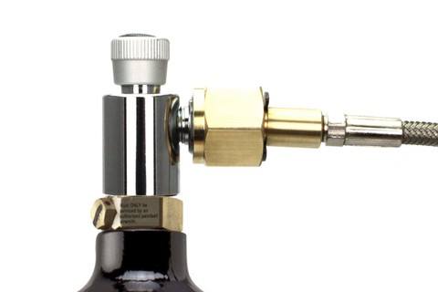 Vullen van paintball met behulp van een verbindingsslang