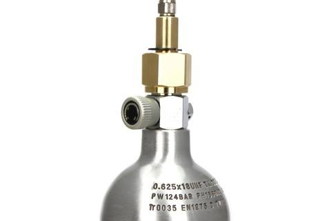 Cilinder bijvullen met behulp van aansluitingsslang