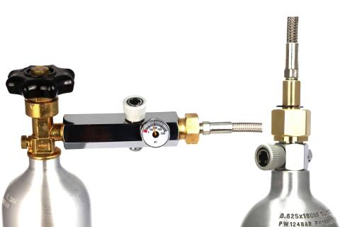 Een CO2-cilinder bijvullen met behulp van de navuladapter