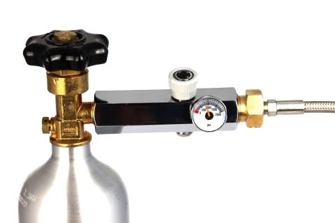 Navuladapter aangesloten op CO2-cilinder