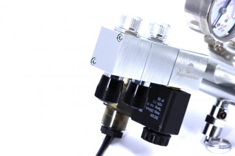 Spruitstuk voor uitgangsuitbreiding aangesloten op regelaar