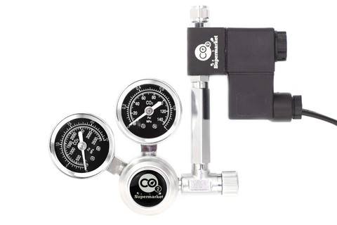 Foto toont solenoïde aangesloten op regelaar met behulp van een 57mm-verlenging.