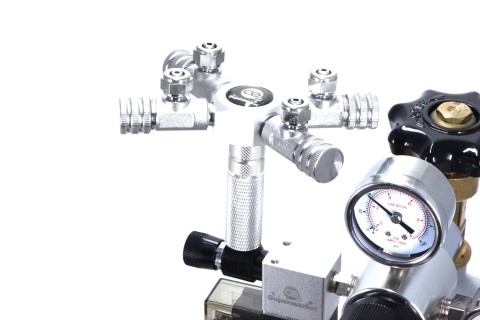 4-weg splitter aangesloten op een CO2-regelaar