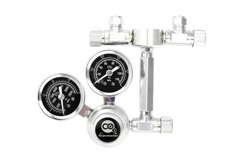 Foto waarop te zien is dat de splitter is bevestigd aan een CO2-regelaar