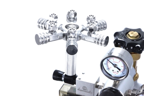 6-weg splitter aangesloten op een CO2-regelaar